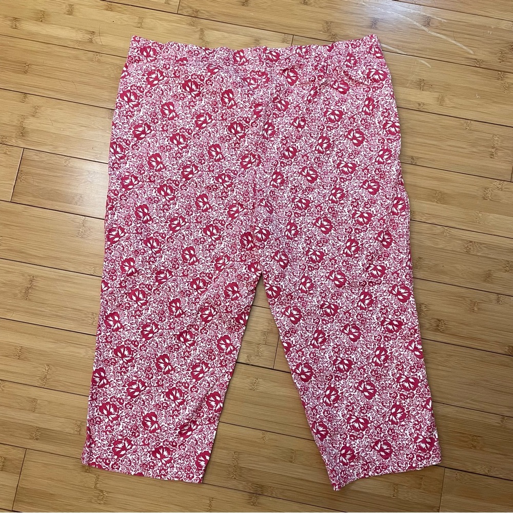 White Stag capris size 14. Pink floral, elastic rear waistband, good condition.